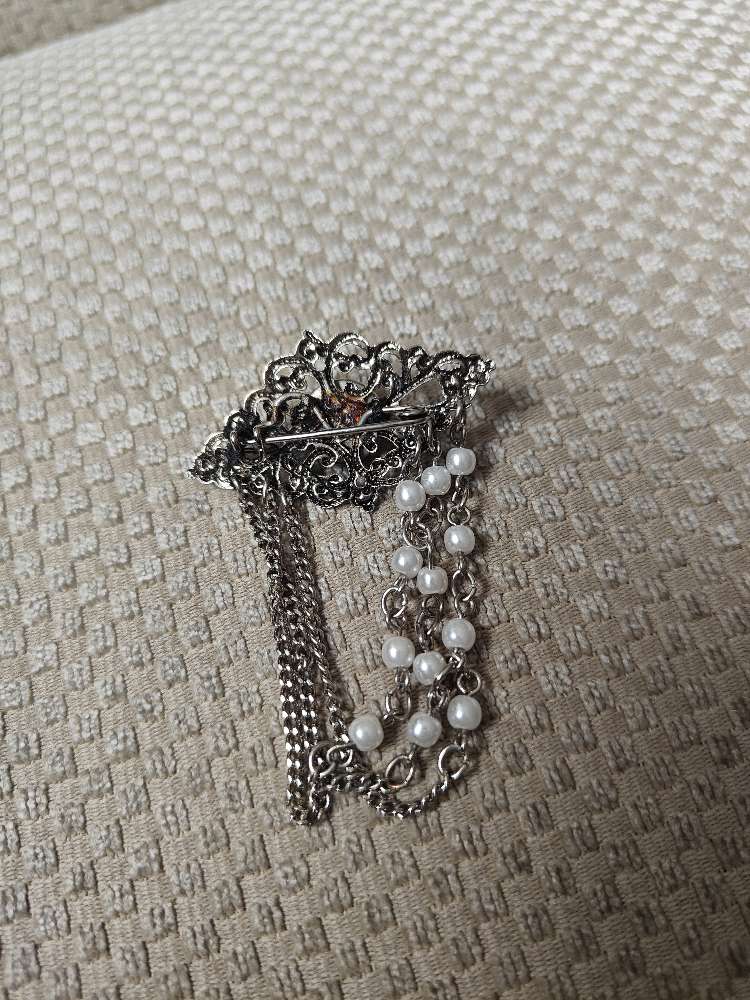 Roikkuva helmi rintakoru