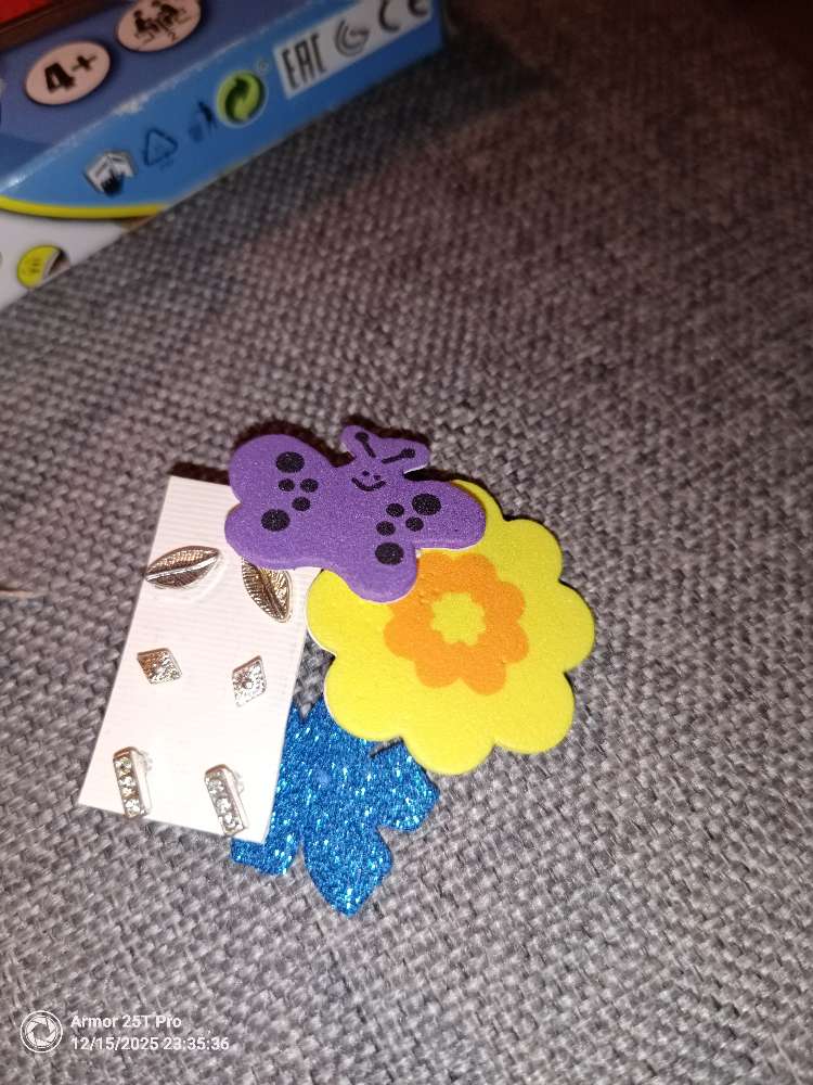 Eyrnalokkar og 3d límmiðar