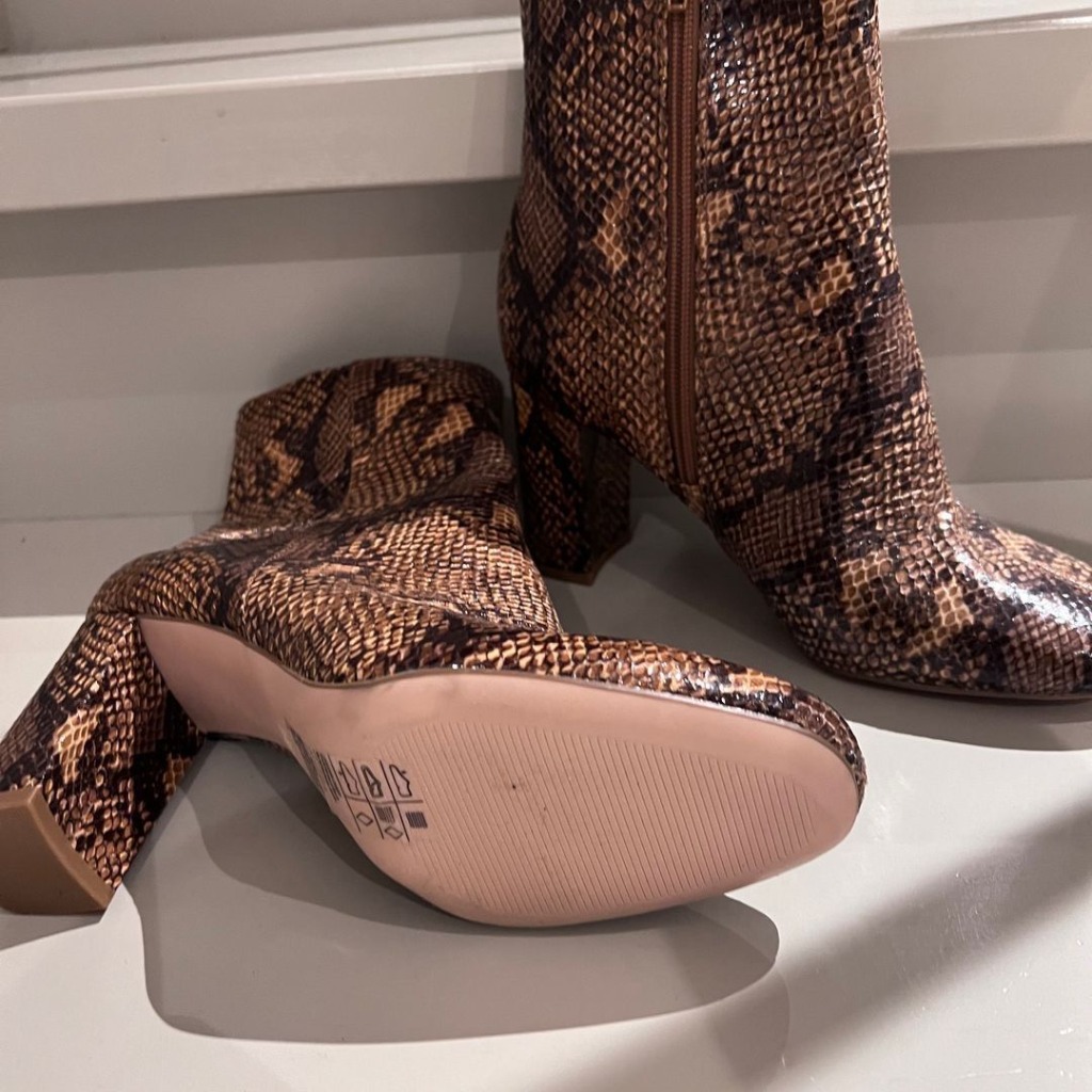 H&M - Slangeskinn skoletter