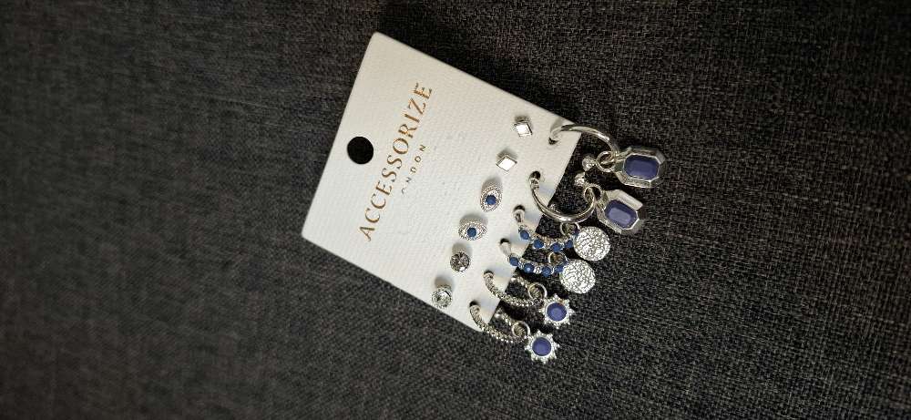 Eyrnalokkar örfáir notaðir