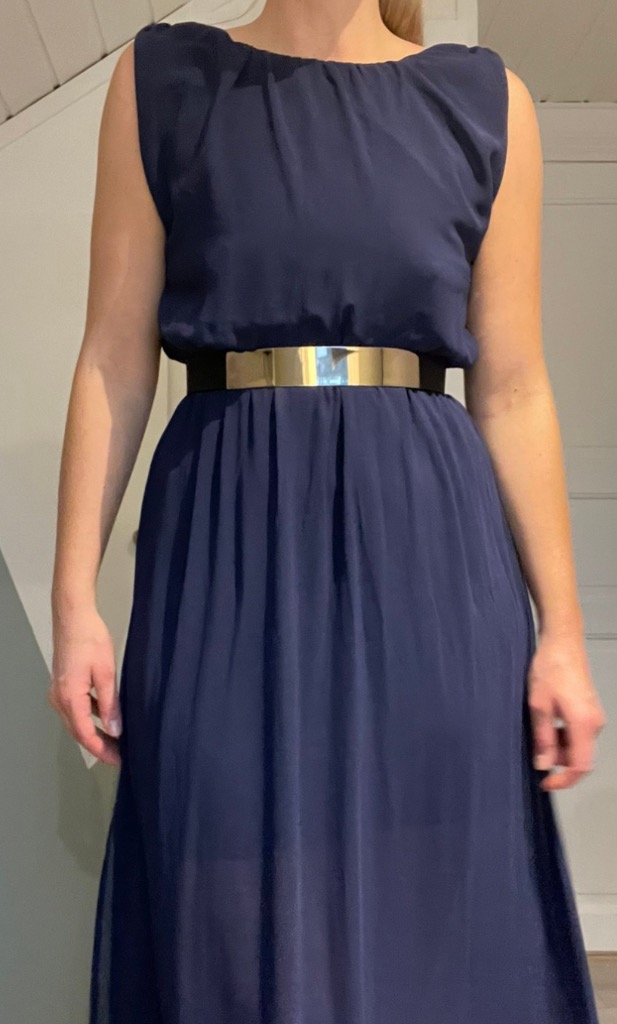 Mørkeblå kjole med splitt og belte