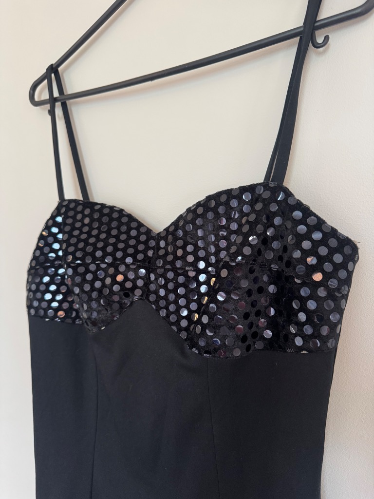 Ronnetta musta cocktailmekko, 38