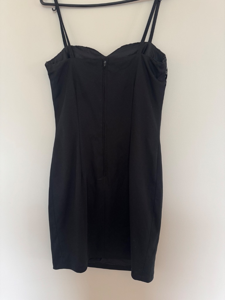 Ronnetta musta cocktailmekko, 38