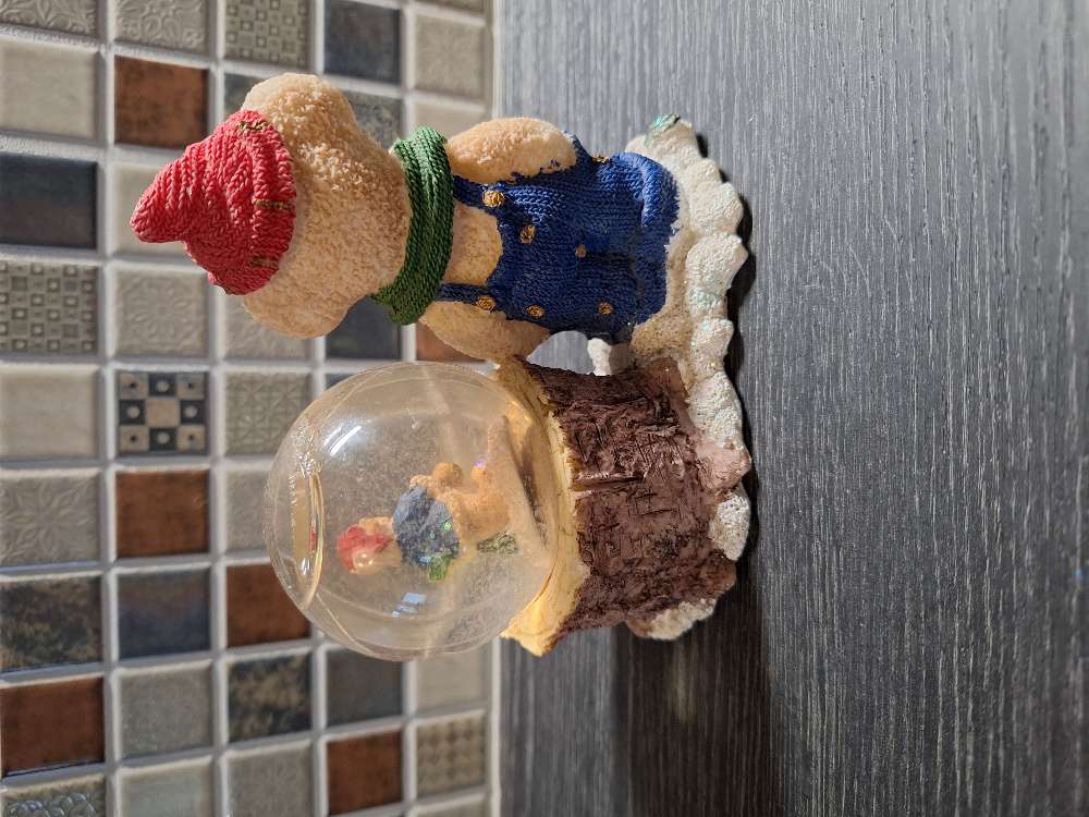 Joulunalle lumipallolla