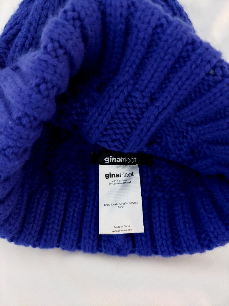 Iso sininen pipo tupsulla