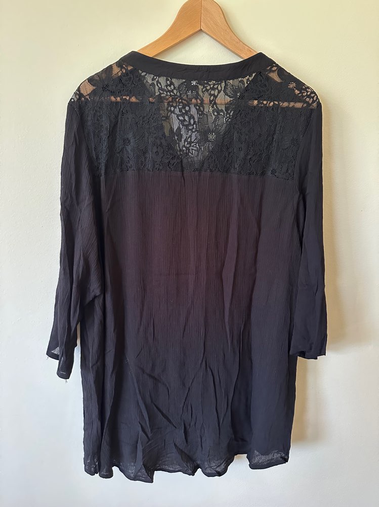 Zikzak svört skyrta m. blúndu - st. XL