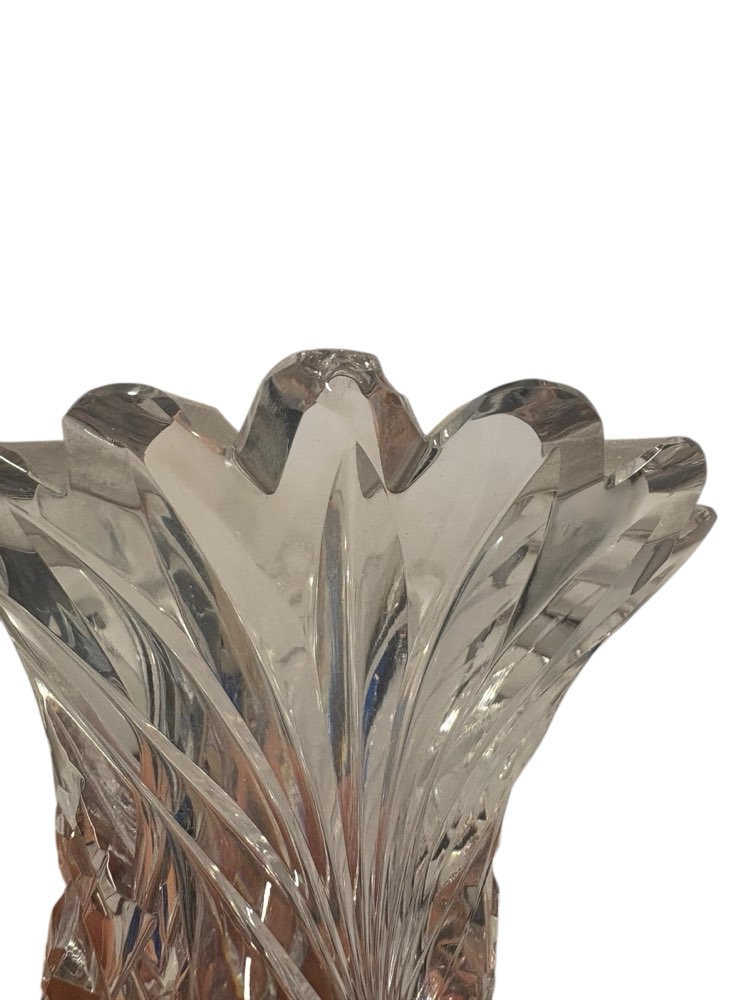 Isompi kirkas vaasi, reunarikkoa