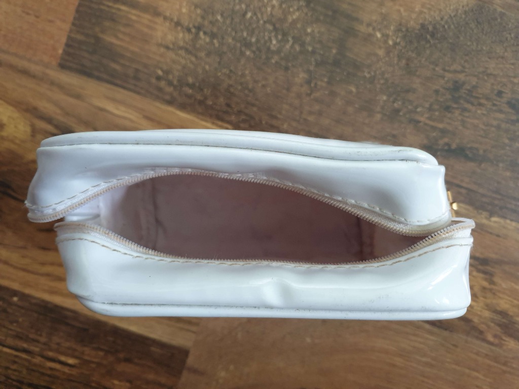 Pieni valkoinen pussukka