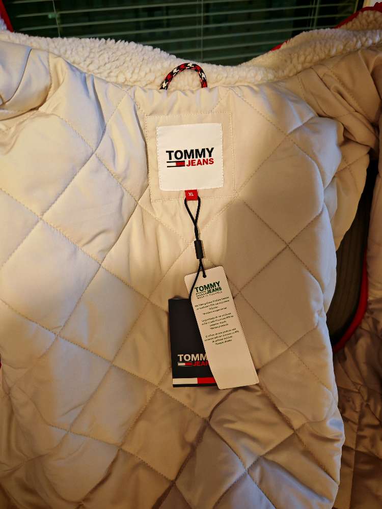 Tommy Jeans karvaliivi vuorella
