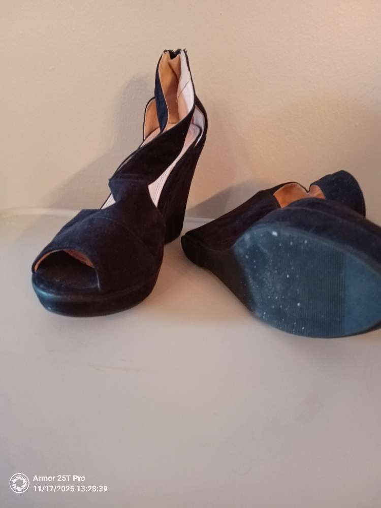 Laura Mode platform. Rúskinn St 38