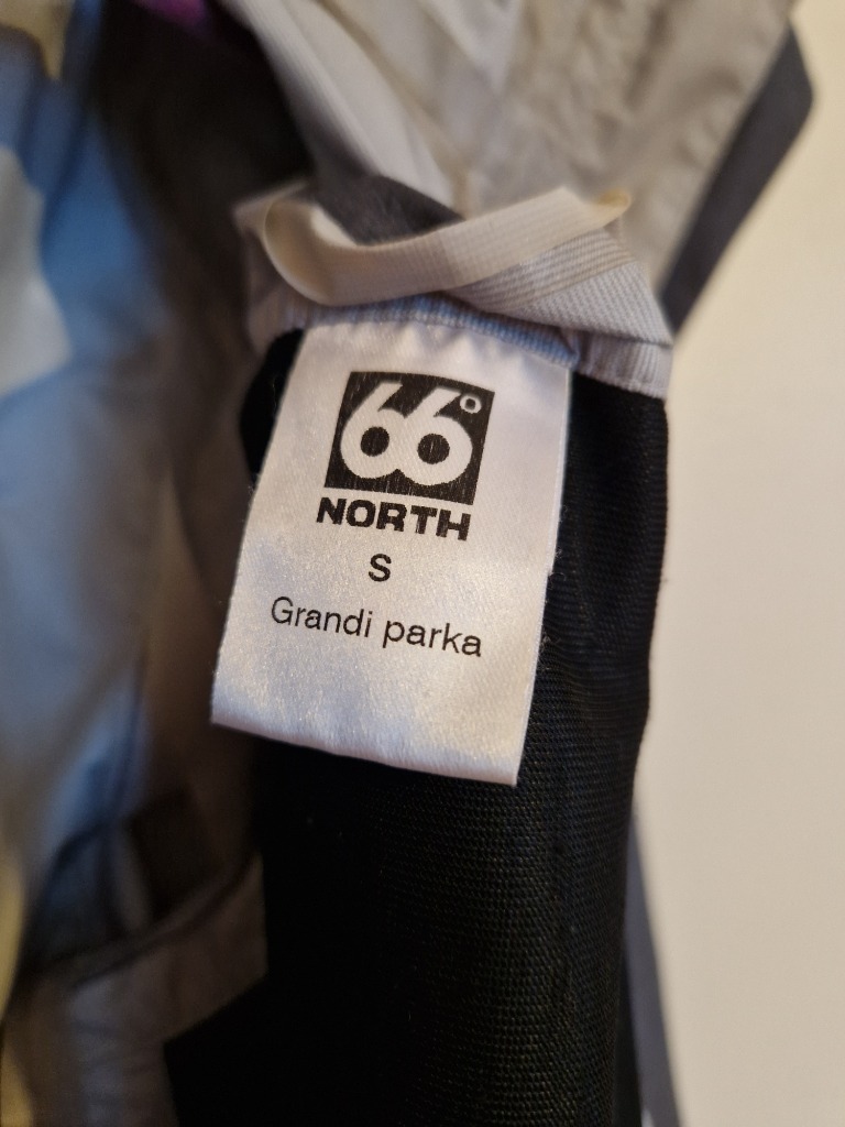 66 grár regnjakki stærð small 