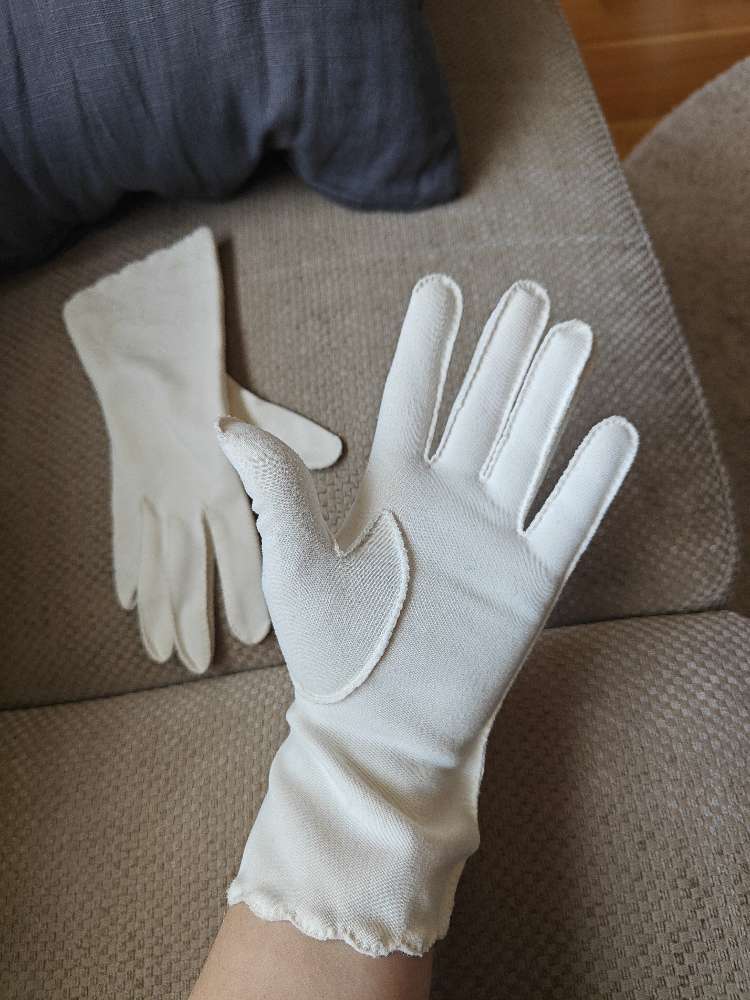 Valkoiset hansikkaat saumoilla