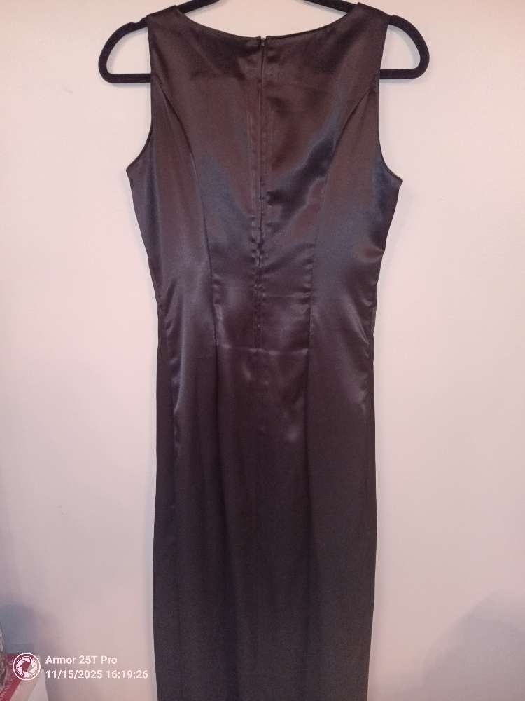 Svartur satín síðkjóll. St XS-S