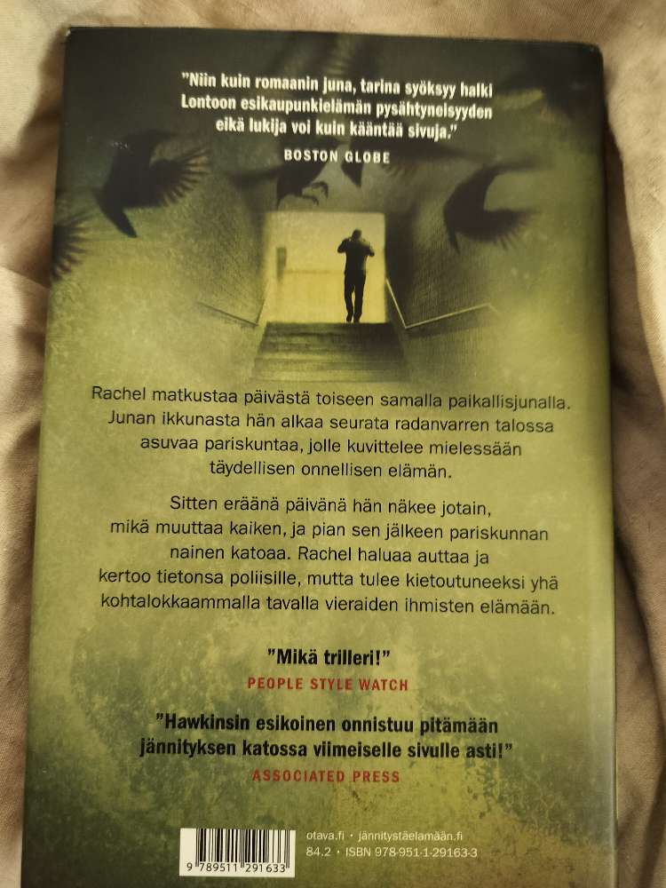 Nainen junassa kirja