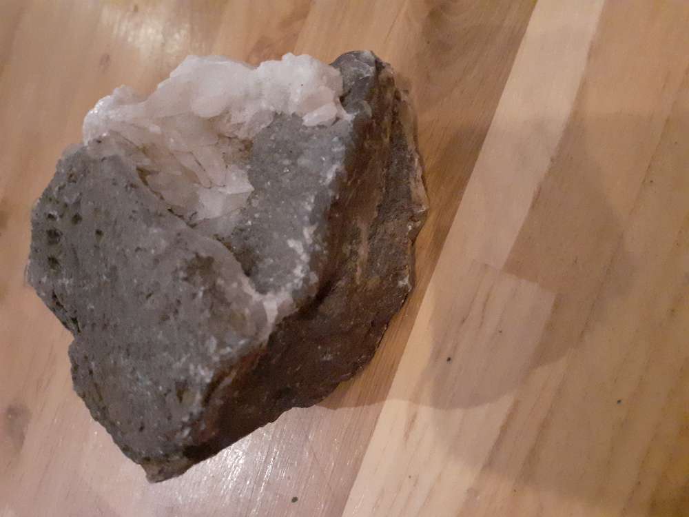 Steinn með kristal ca 8cm