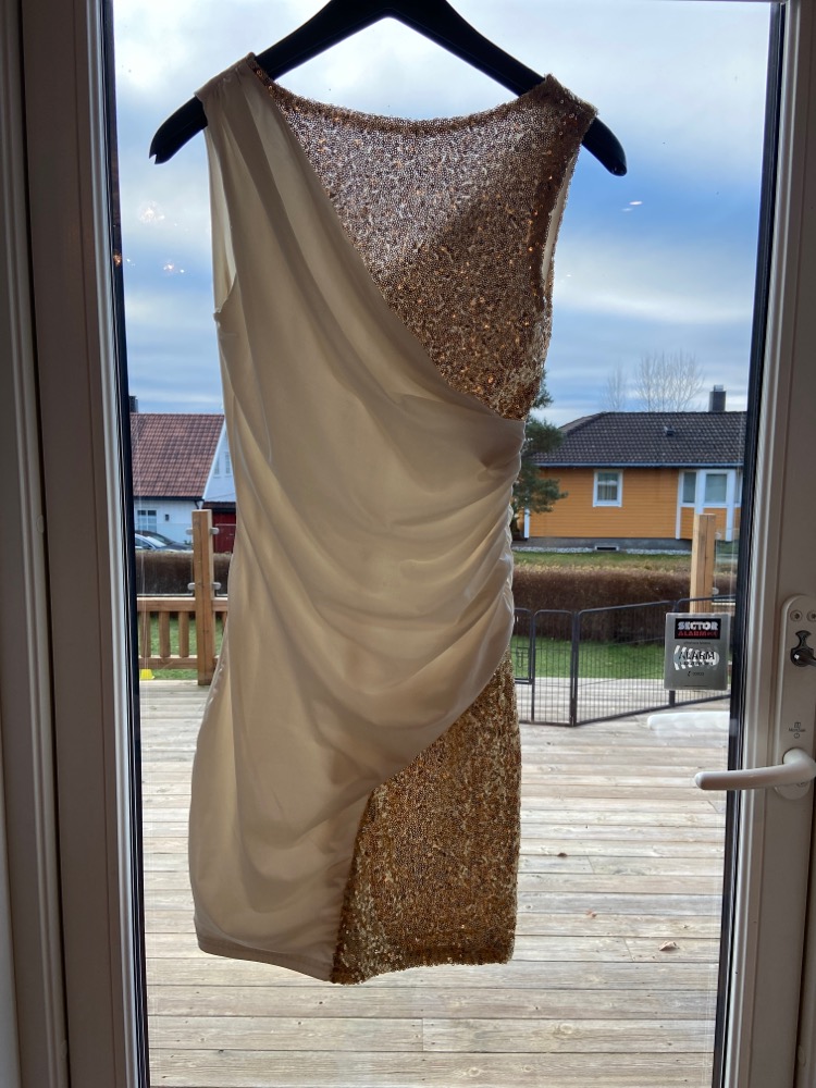 Hvit og gullseslskapskjole str S