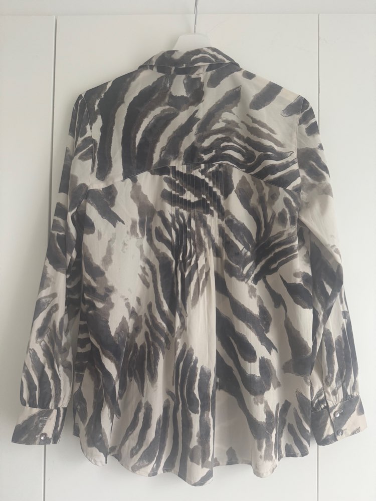 Kuviollinen kauluspaita, S