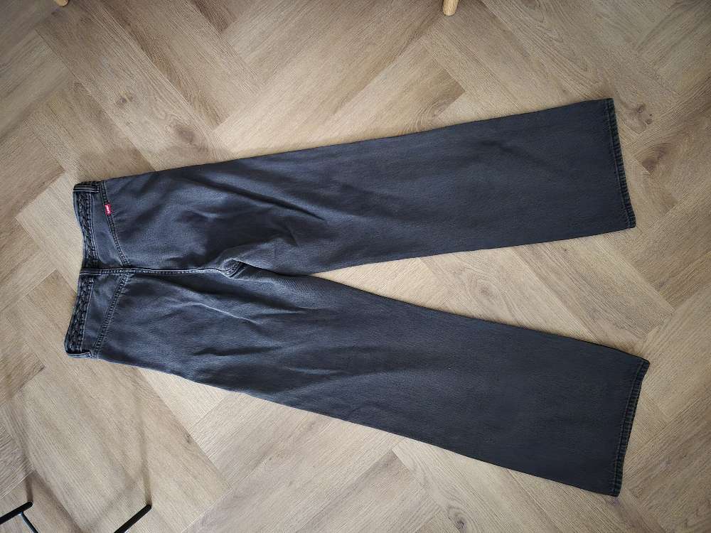 Levi's mustat farkut 27