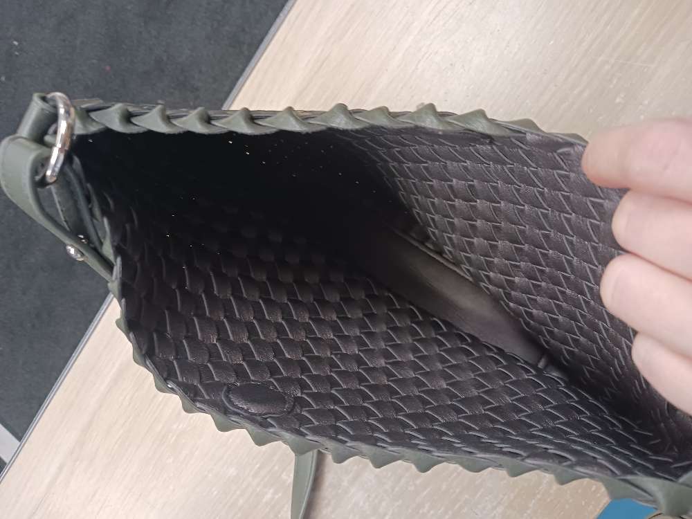 Vihreä Bottega Veneta tyylinen laukku