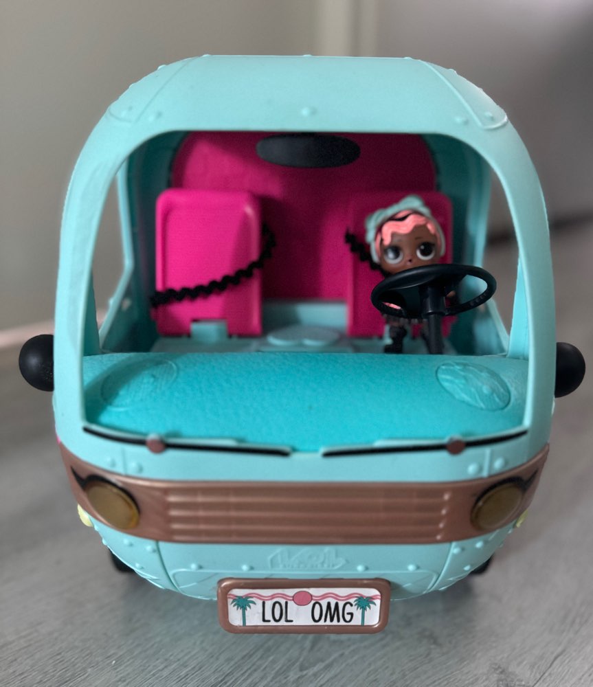 LOL matkailuauto (sis. nukke + tavarat)