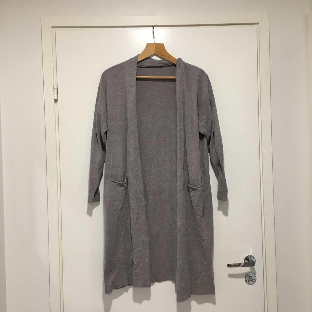 Pitkä beige neuletakki