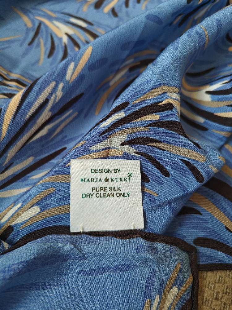 Marja Kurki sin. silkkihuivi