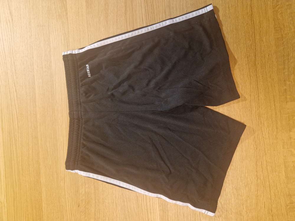 Adidas mustat urheilushortsit 11-12y M