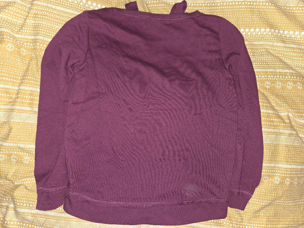 Ónotuð stelpupeysa st. 134/140