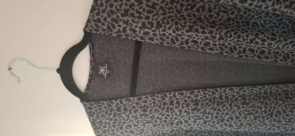 BRÁ st. XL golla síð m. vösum 