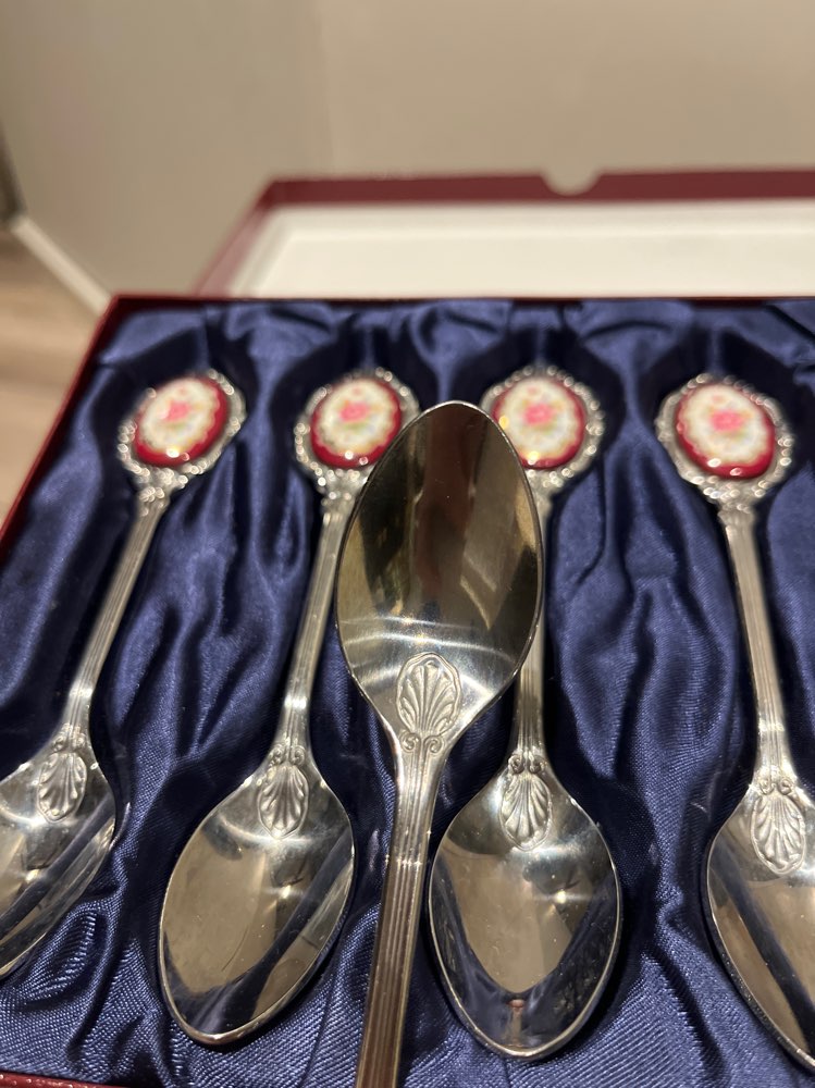 Posliinipäiset teräslusikat 7 kpl