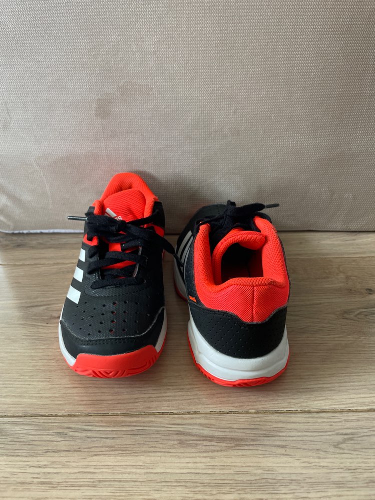 Adidas innanhús skór str32