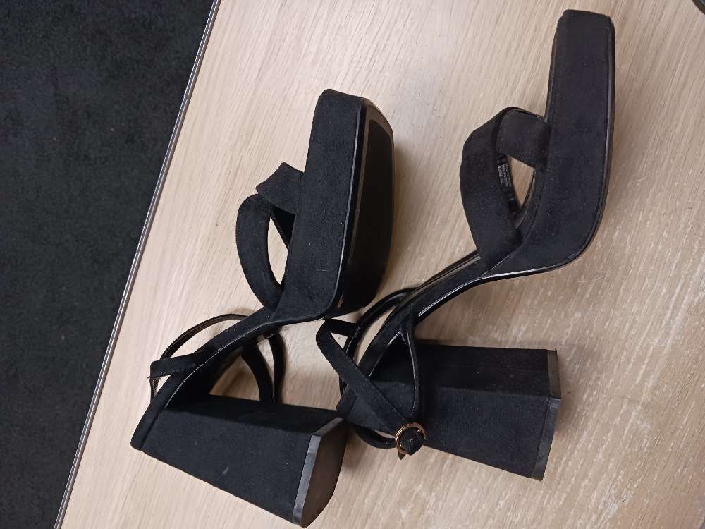 Zara mustat korolliset sandaalit 39