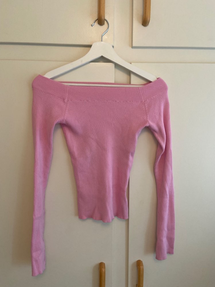 Offshoulder genser str small