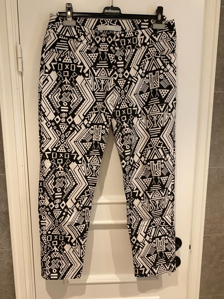 Sort/Hvit mønstrete bukse in FRONT