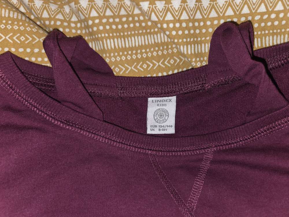 Ónotuð stelpupeysa st. 134/140