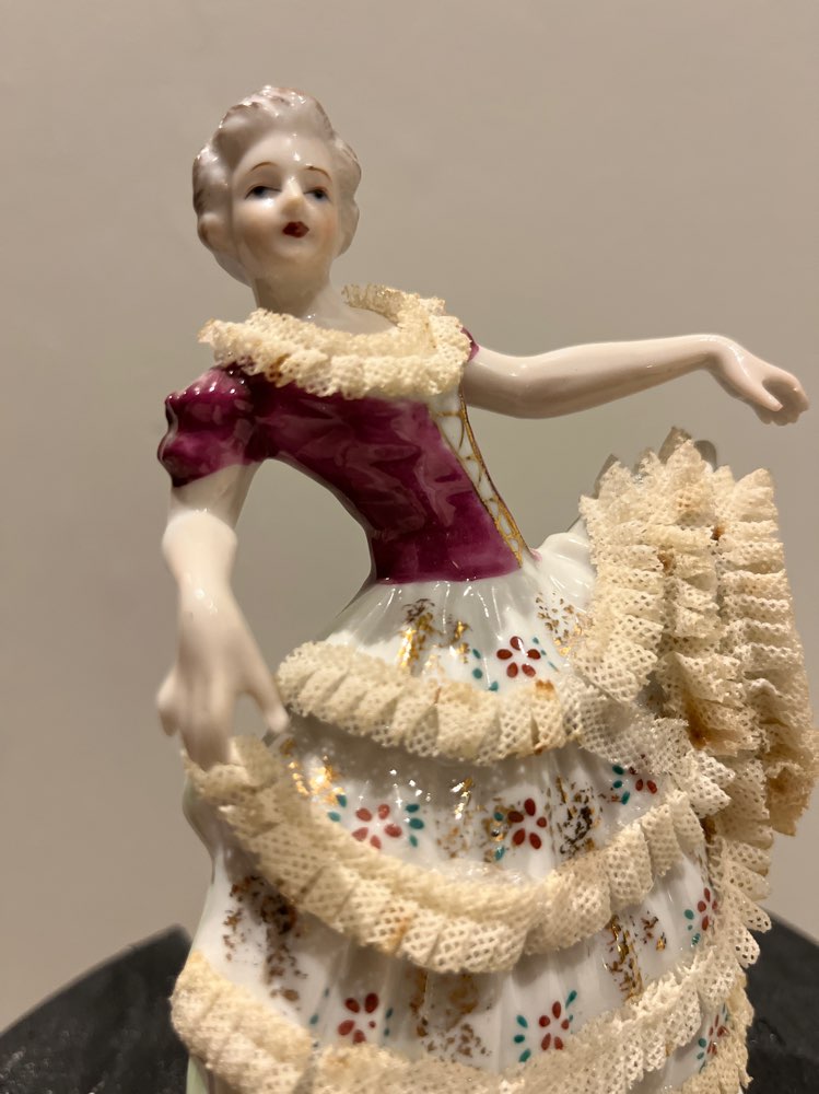 Posliinifiguuri tanssija