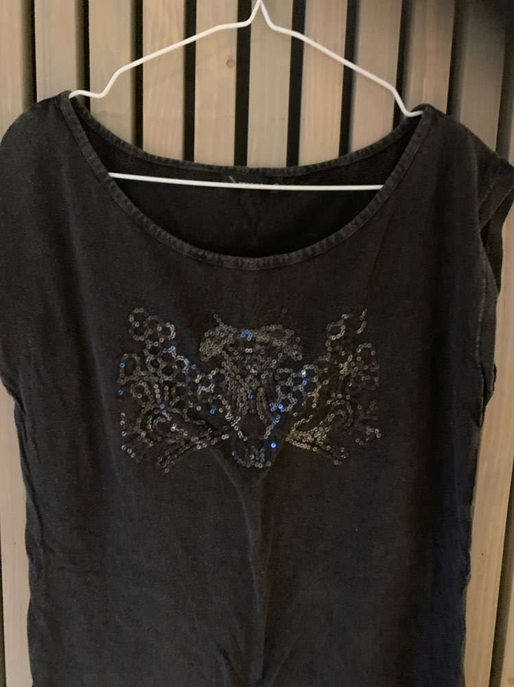 Grå TShirt/ topp med paljetter str 42