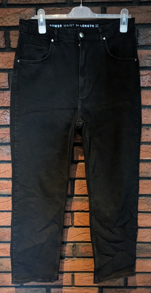 Tower jeans fra Bik Bok svart. 34/32