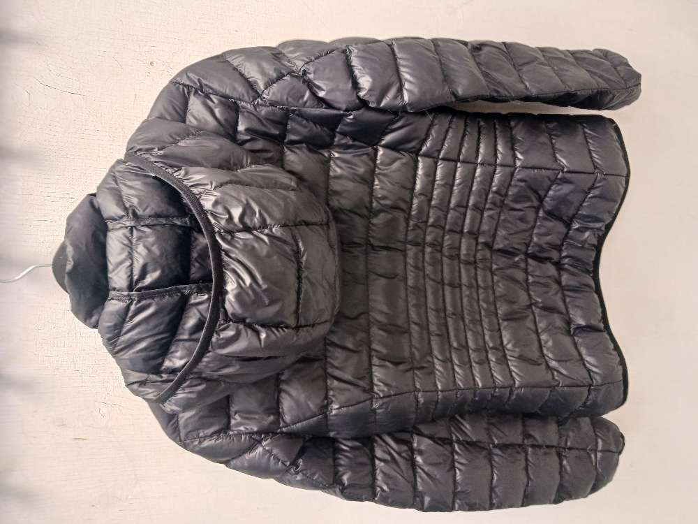 Emporio Armani musta kevyttoppatakki S