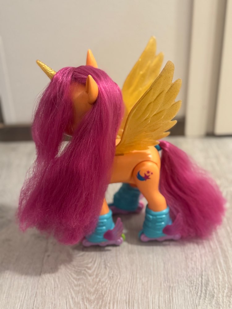 Luisteleva pony mikrofonilla