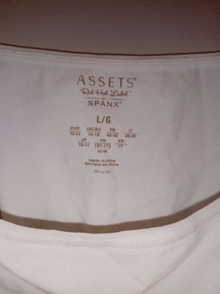 Hvítur aðhalds bolur St L