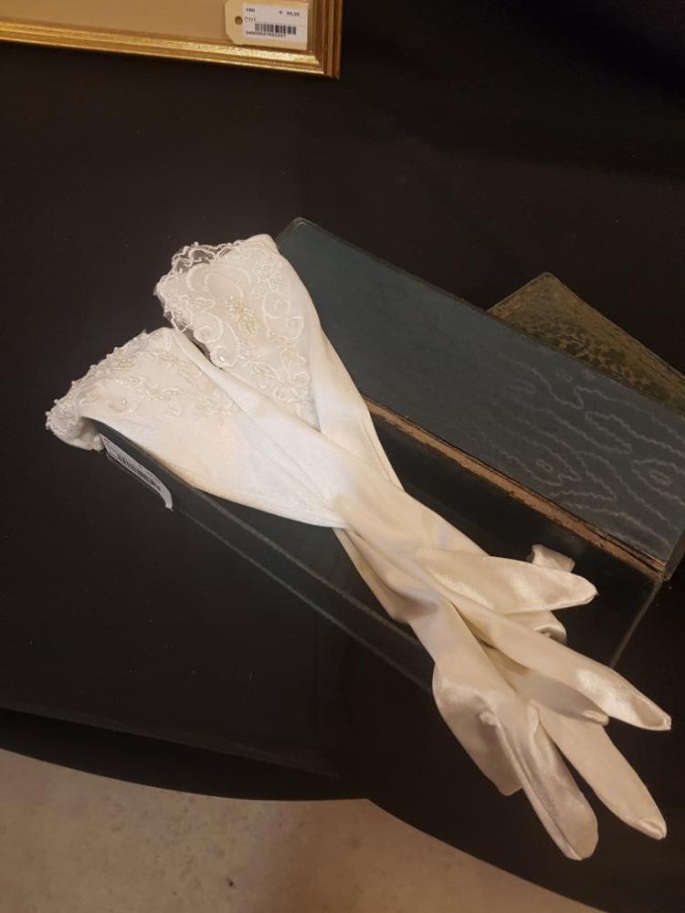 Oude handschoendoos met bruidshandschoenen