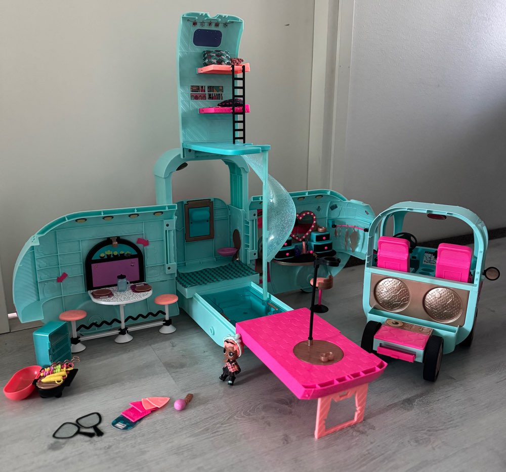 LOL matkailuauto (sis. nukke + tavarat)