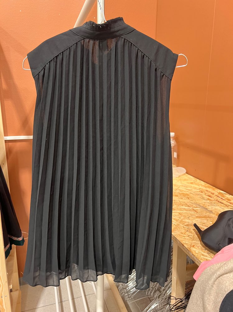 Svart plissesinglet fra H&M