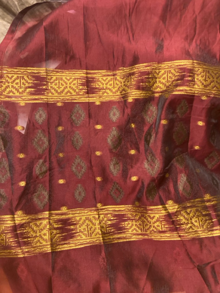 Maroon sari med gullbroderi