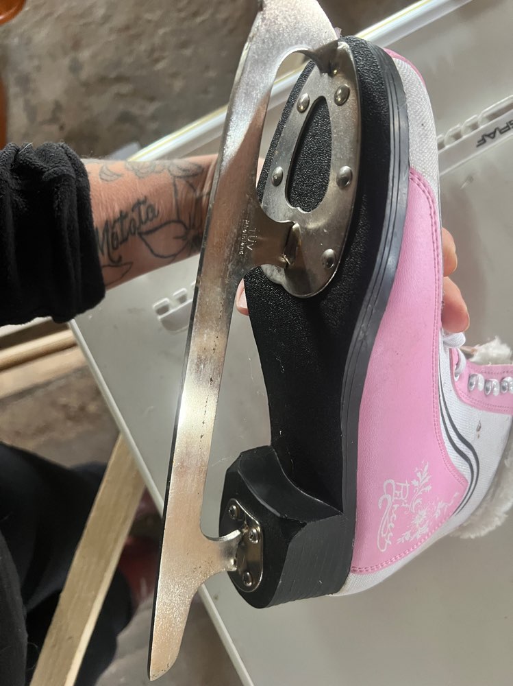 Vaaleenpunaset luistinet