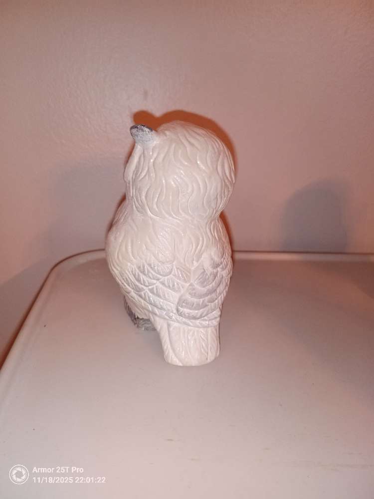 Uglu stytta. Ljós og grá