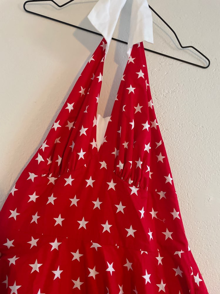 Rød halterneck kjole med stjerner