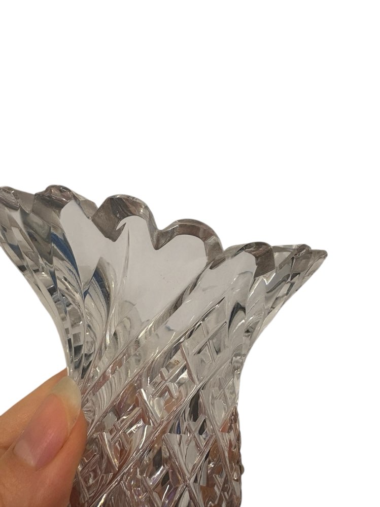 Isompi kirkas vaasi, reunarikkoa