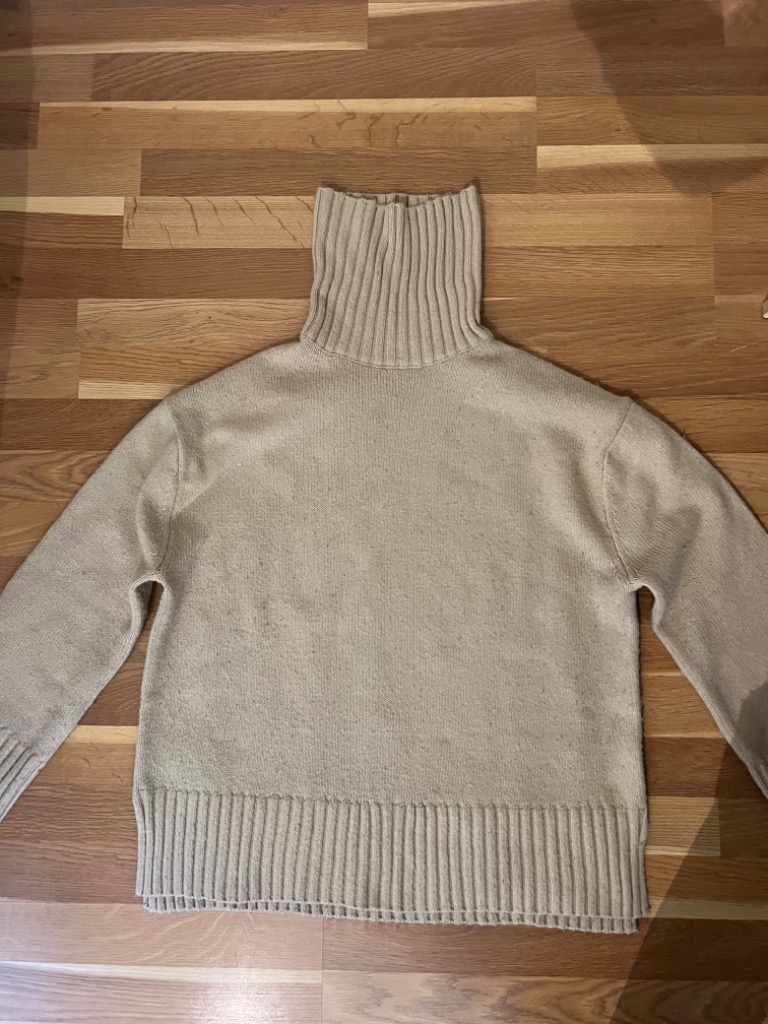 Beige strikkegenser 